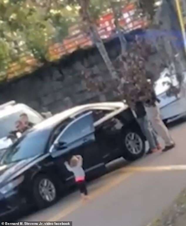 Tronditëse: Vogëlushja imiton prindërit e arrestuar, me duart lart iu mësyen policisë (VIDEO)