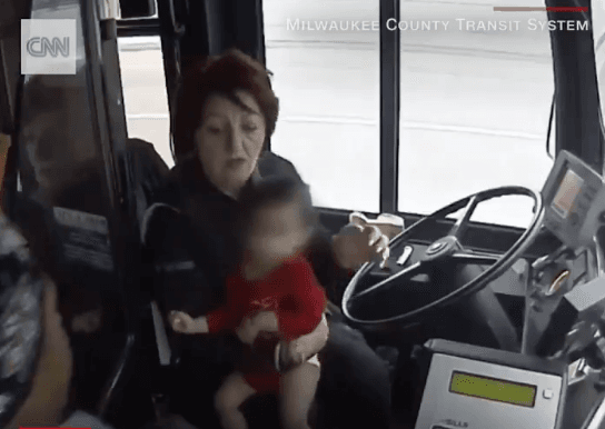 Ngasësja e autobusit lë detyrën për ta ndihmuar vogëlushen që po ngrinte e zbathur (VIDEO)