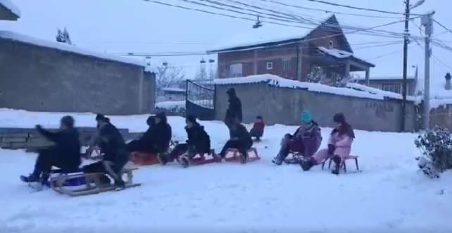 Bora që bëri fëmijët t’i harrojnë telefonat (FOTO+VIDEO)