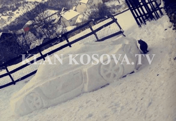 Djaloshi nga Kaçaniku krijon veturë nga bora (VIDEO)