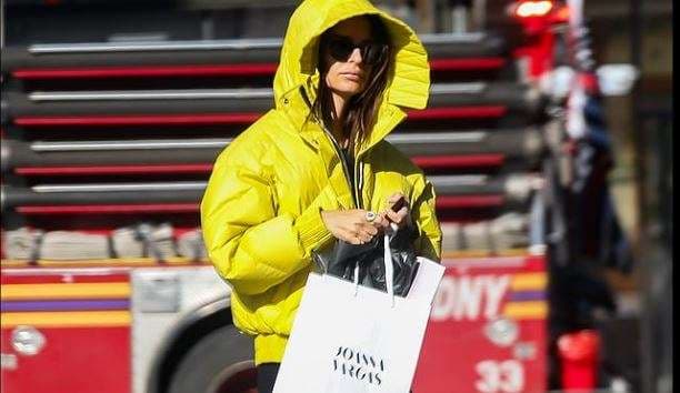 Emily Ratajkowski pas ditëlindjes së burrit, del të bëj pazar