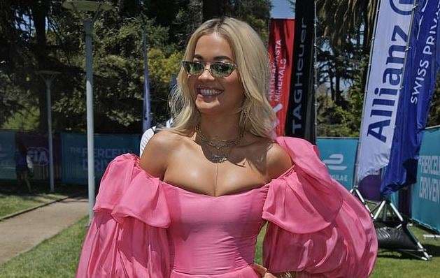 Rita Ora shkëlqen përsëri (FOTO)