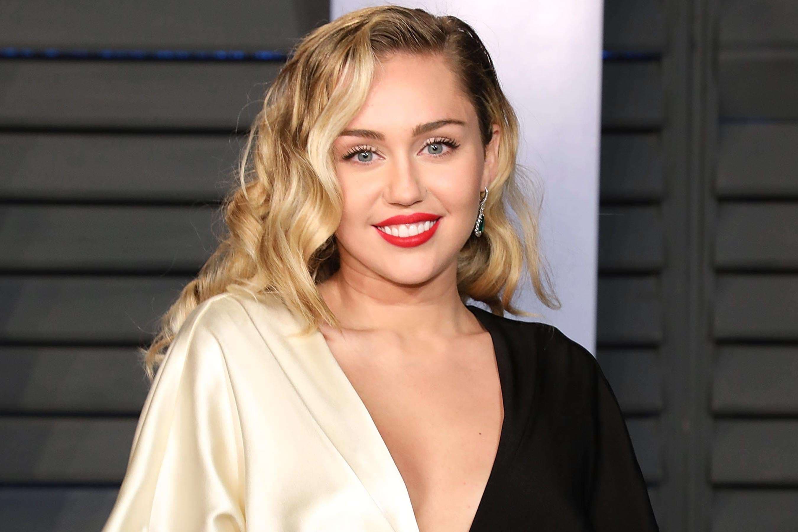 Miley Cyrus i nënshtrohet një operacioni