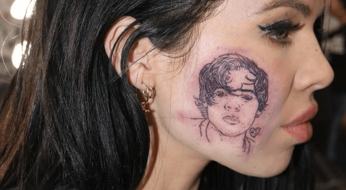 Harry Styles përjetësohet në fytyrën e një artisteje (FOTO)