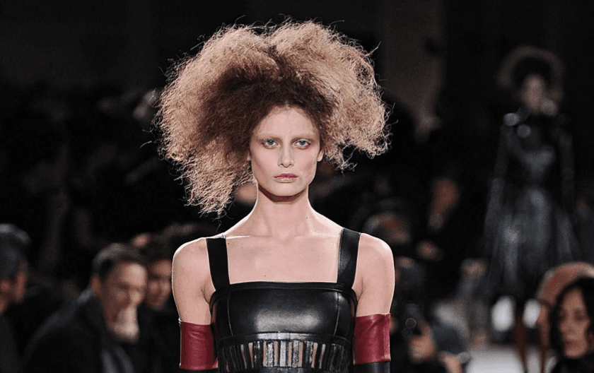 Taylor Hill qau kur u detyrua t’i “fshijë” vetullat në një shfaqje mode