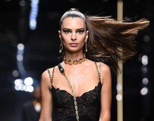 Emily Ratajkowski pjesë e sfilatës së Versace