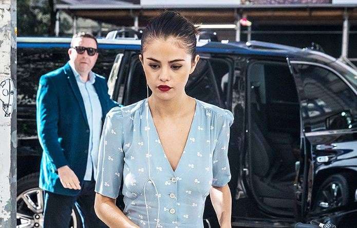 Fustanet e Selena Gomezit të cilat duhet t’i vishni së paku një herë
