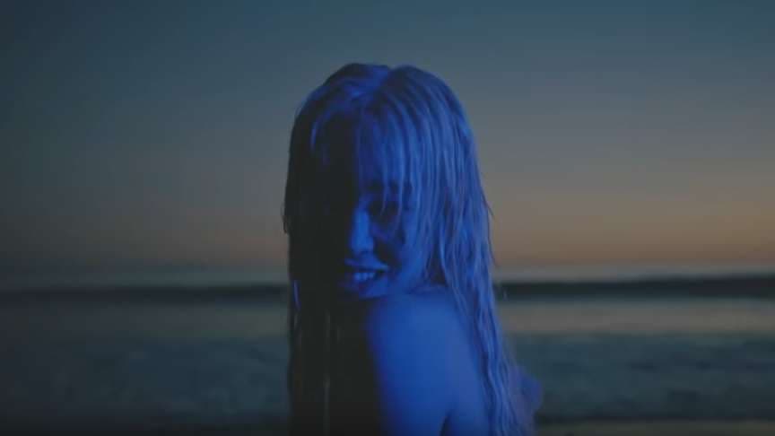Tiffany Young publikon videoklip të ri (VIDEO)