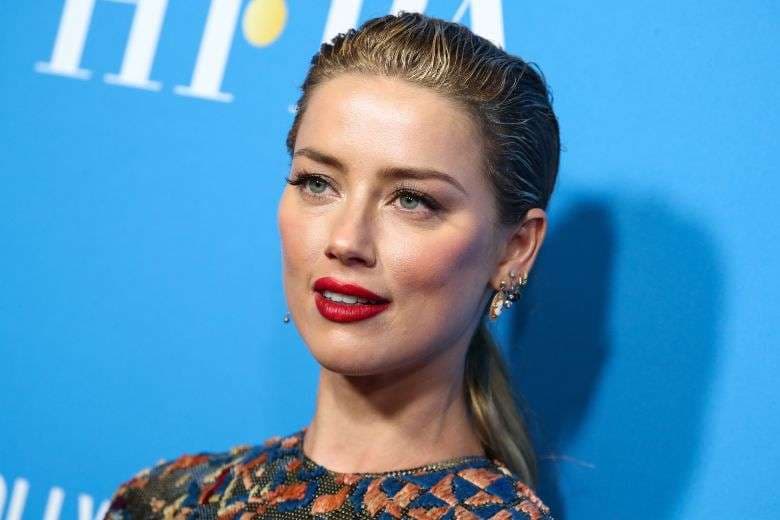 Amber Heard shfaqet plot stil në Paris