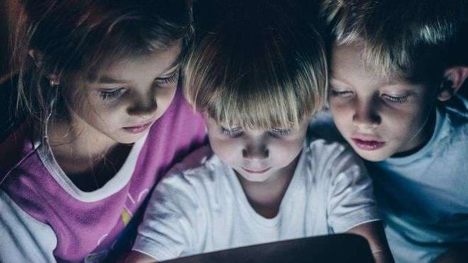 Prindërit mund të 'brengosen më pak' për kohën e fëmijëve në ekran