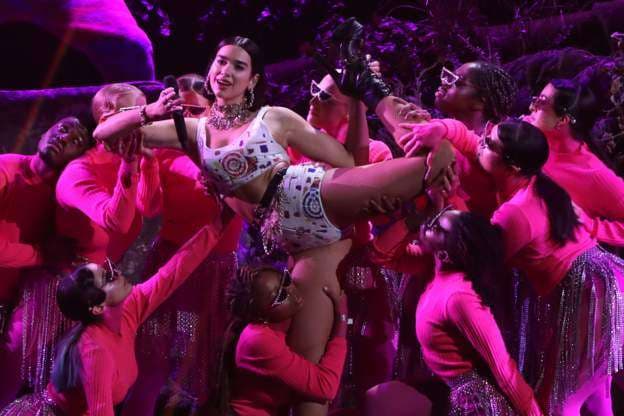 Dua Lipa e do Pink derisa Jack Whitehall e do babain e Duas