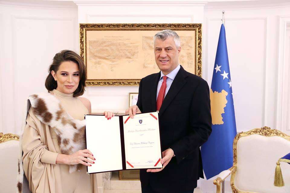 Thaçi e shlyen njoftimin për dekorimin e disenjatores Kllokoqi Rugova