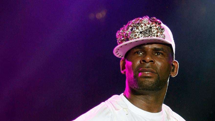 R Kelly akuzohet për vepra të shumta të abuzimit seksual