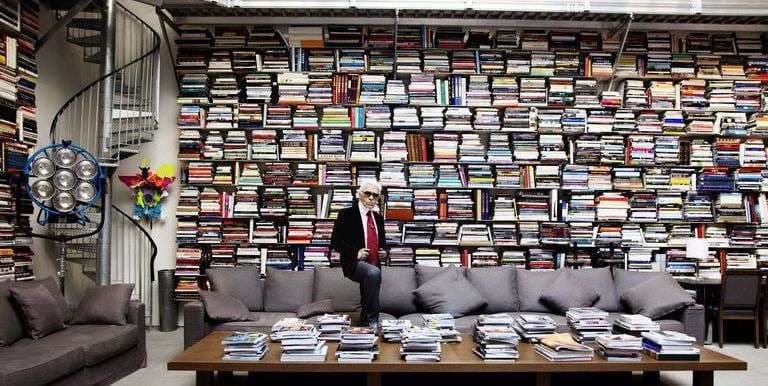 Unik jo vetëm në modë, por edhe në bibliotekën e tij (FOTO)