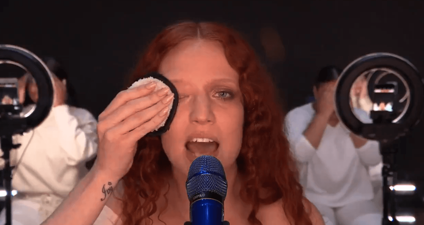 Jess Glyne e heq grimin në skenën e Brit Awards (VIDEO)