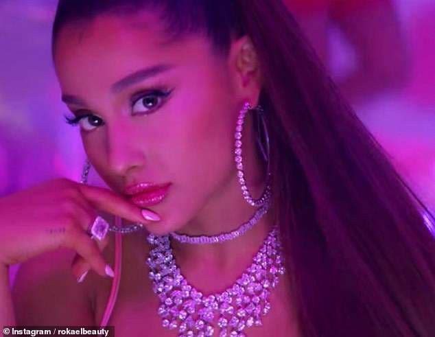 Ariana Grande ofron 1.5 milionë dollarë për përmirësimin e tatuazhit të saj