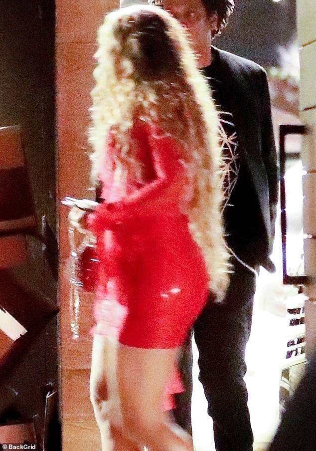 Me këtë fustan të kuq, Beyonce zgjodhi ta kalojë Shën Valentinin (FOTO)