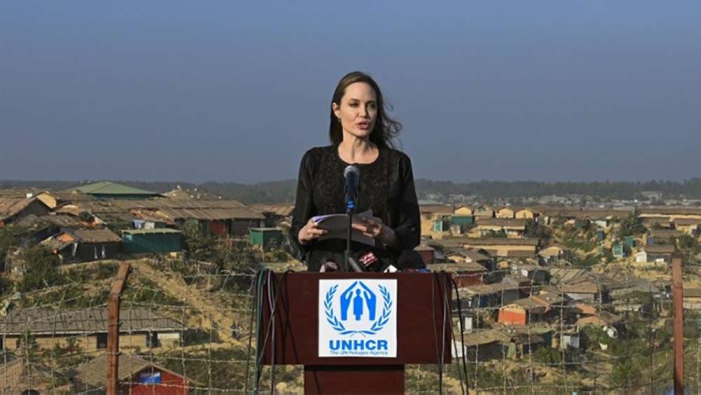 Angelina pas takimit me Brad shkon të vizitojë regugjatët në Bangladesh