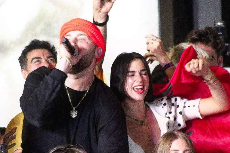 Gashi krenar me Dua Lipën, e uron për çmimet (FOTO)