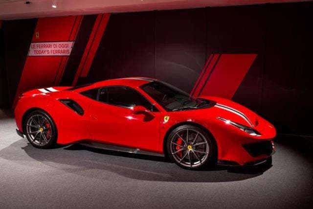 Ferrari feston 121 vjetorin e lindjes së themeluesit, ekspozon veturat e tij të preferuara (FOTO)