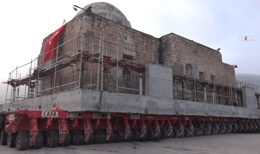Shikoni si në Turqi zhvendosin xhaminë e cila peshon 4,600 ton! (VIDEO)