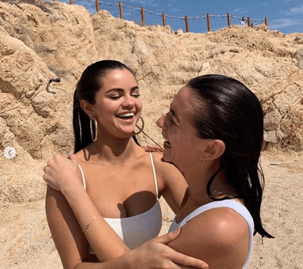 Selena nuk e fsheh celulitin, feston në plazh me shoqe (FOTO)