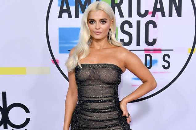 Bebe Rexha shfaqet elegante në fustan të zi (FOTO)
