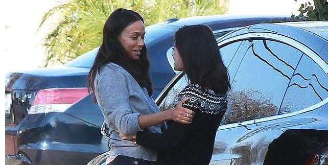 Mila Kunis dhe Zoe Saldana takohen rastësisht në një parking të veturave në Los Anxhelos