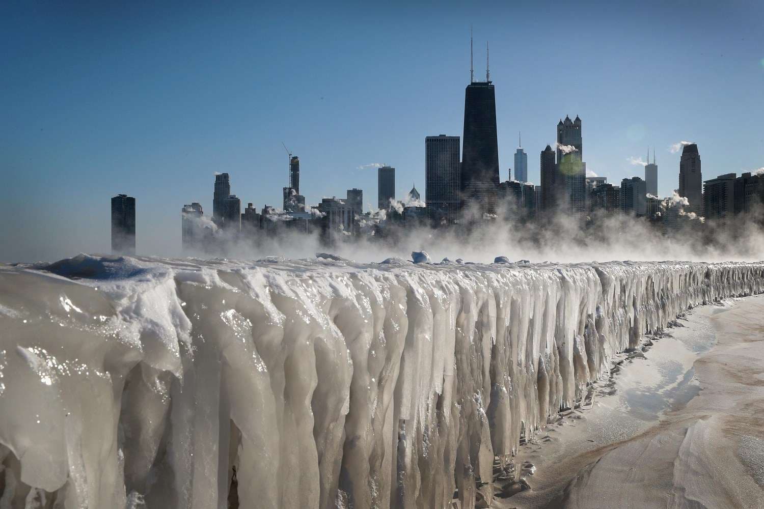 Chicago bën aq ftohtë! Uji i nxehtë ngrin në pak çaste (VIDEO)