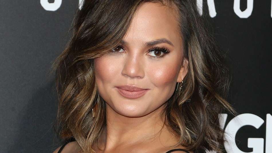 Chrissy Teigen duket si binjake e Selena Gomez kur ishte adoleshente