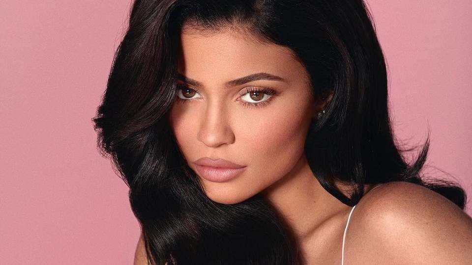 Kylie Jenner tregon emrin e parë të vajzës së saj