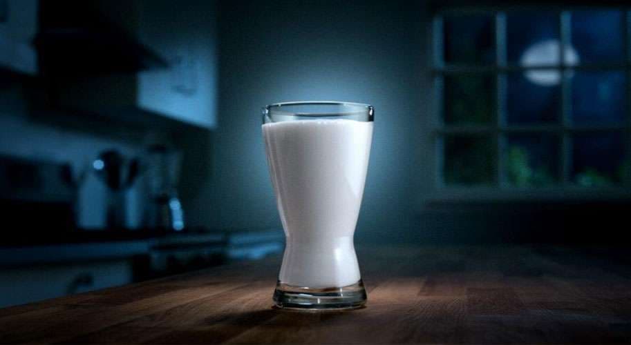 Konsumoni qumësht, largoni problemet me artritin