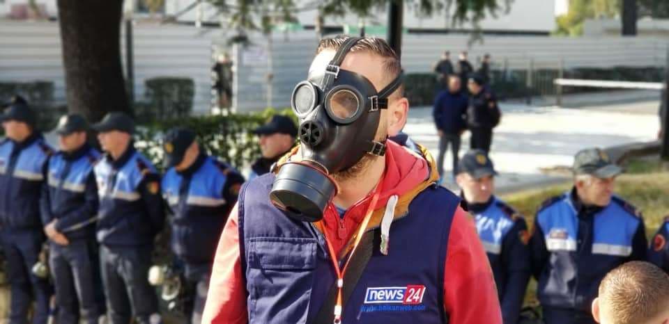 Masat për protestën, gazetarët pajisen me maska kundragaz