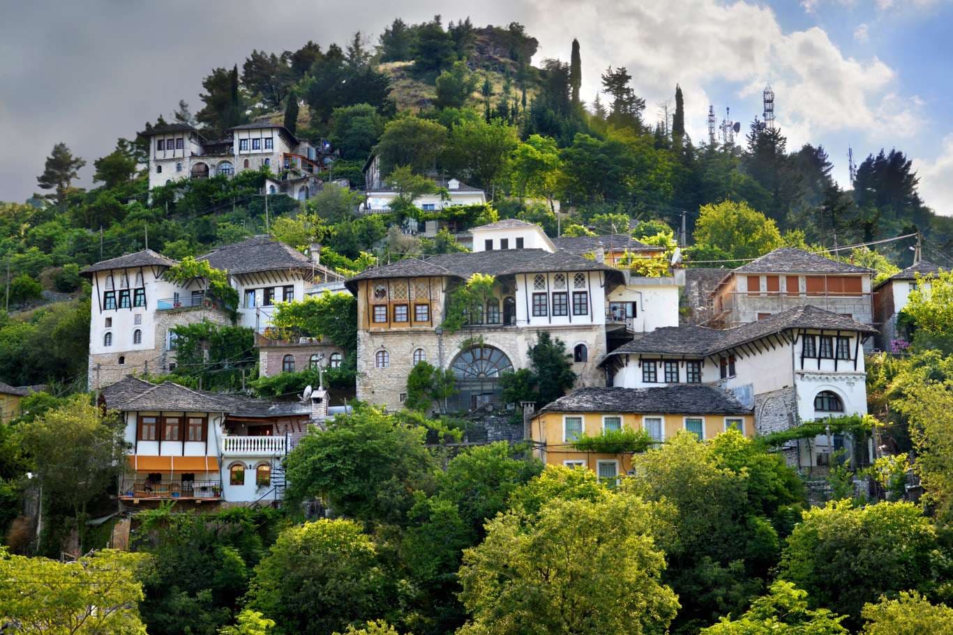 Fillon turizmi në Gjirokastër, fundjavat janë të mbushura me francezë