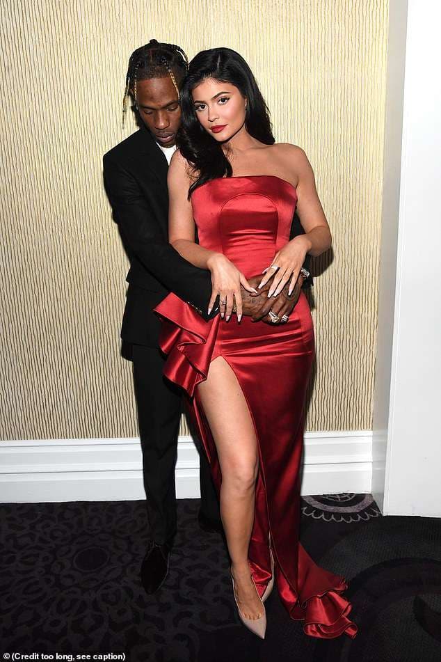 Kylie Jenner nuk shoqërohet nga Travis Scott në ndejën me shoqet