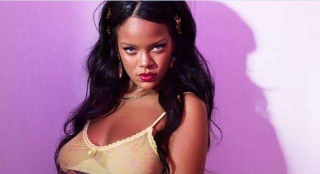 Rihanna me linjë të re të të brendshmeve (FOTO)