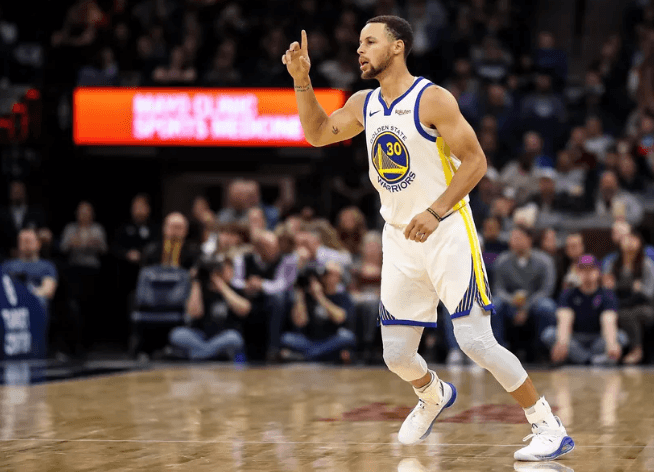 Curry shkëlqen në fitoren e kampionëve ndaj Wolves (VIDEO)