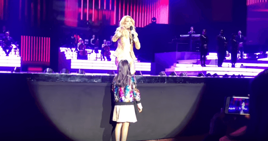 Shtatëvjeçarja këndon në koncertin e Celine Dion, mrekullon të gjithë (VIDEO)