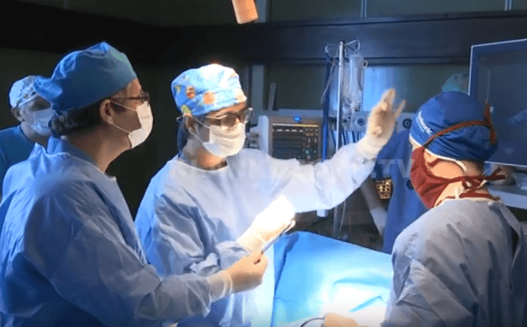 Mjeshtri i kirurgjisë operon në QKUK (VIDEO)