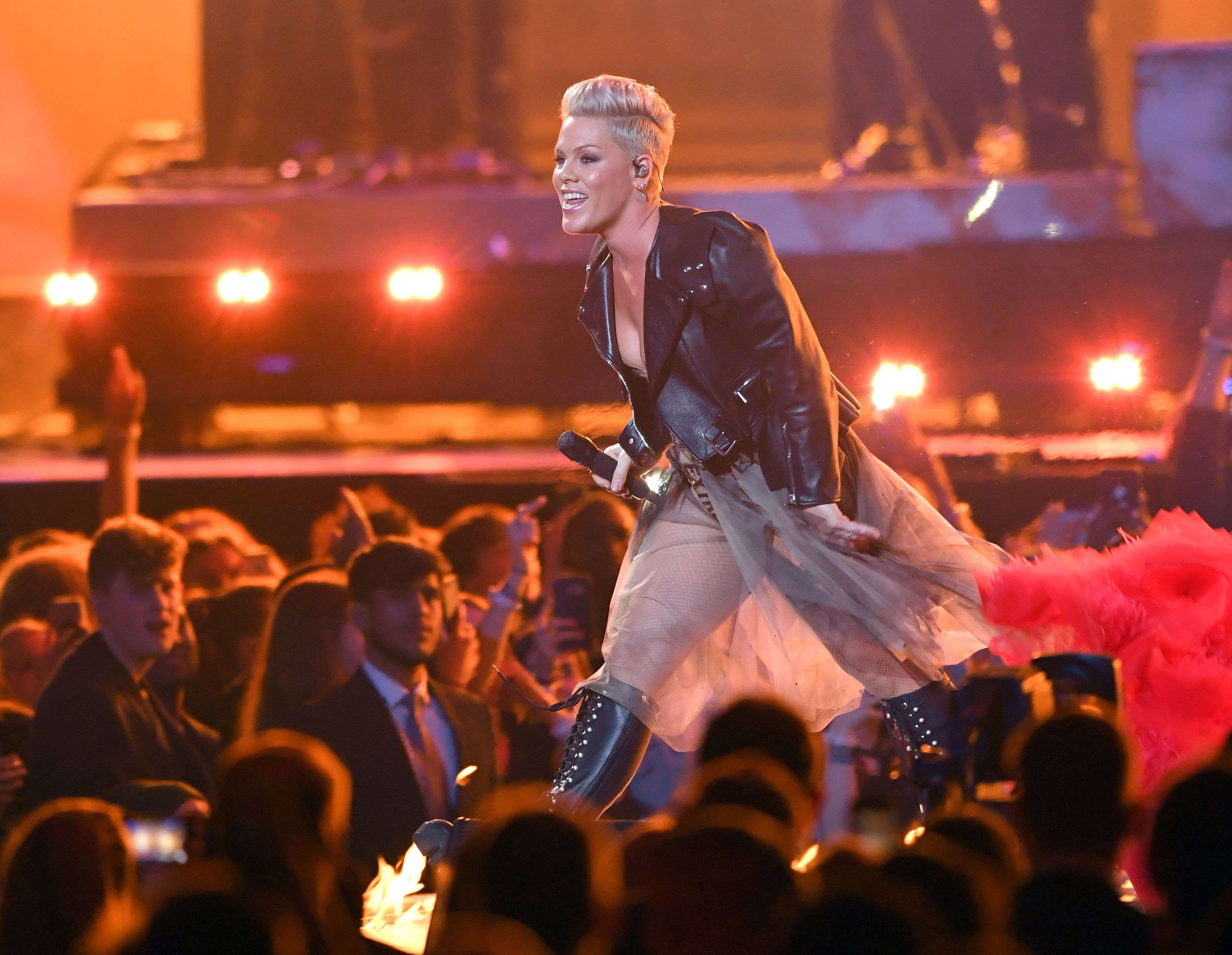P!nk publikon “Hustle” (VIDEO)