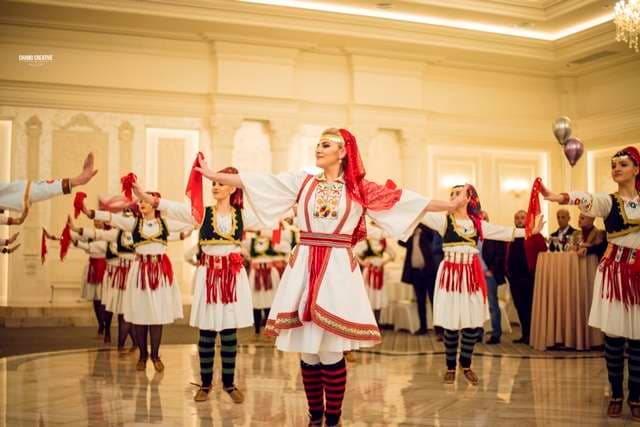 “Shamikuqet” e Ferizajt shndërrohen në Ansambël – vajzat po e mbajnë gjallë folklorin