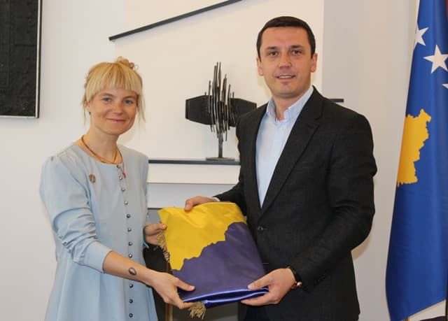 Ministri Gashi takon Alpinistën Ibrahimi, i jep flamurin e Kosovës që ta vendos në Himalaje