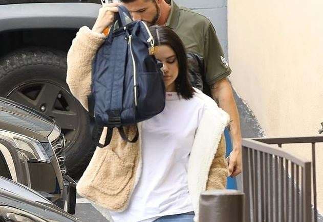Selena Gomez fotografohet teksa del nga një studio e muzikës