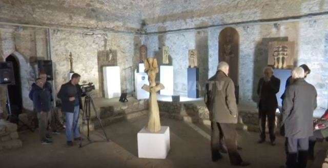 Prizren, hapet ekspozita "Hasjanja" e Luan Mulliqit (VIDEO)