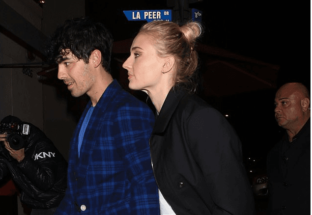 Sophie Turner dhe Joe Jonas janë të lumtur, teksa dalin nga një restorant