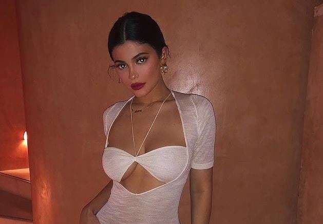 Kylie Jenner shkëlqen në të bardhë (FOTO)