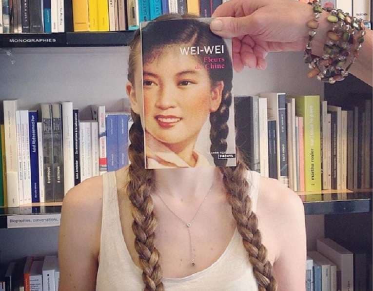 Të bëhesh një me librin – Libraria franceze bën foto të lexuesve me kopertinat e librave