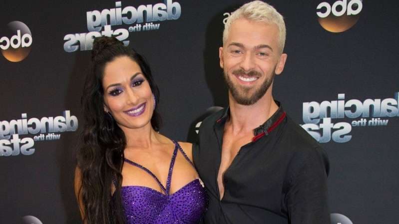 Nikki Bella thotë se i dashuri i jep puthje të mira