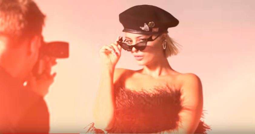 Bebe Rexha realizon fotosesion nga fotografi i njohur (VIDEO)
