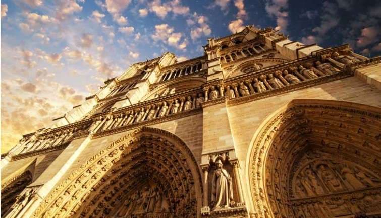 Notre Dame i mbijetoi dy luftërave dhe një revolucioni – s’i shpëtoi zjarrit aksidental